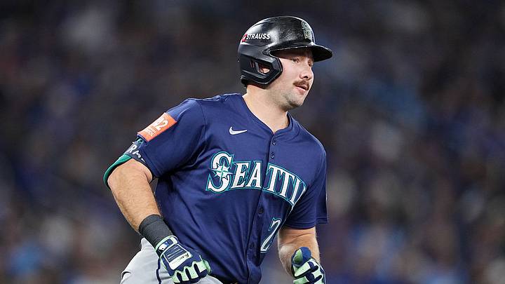 Cal Raleigh sorprendió con su poder al bate y su fuerza en el plato como catcher.