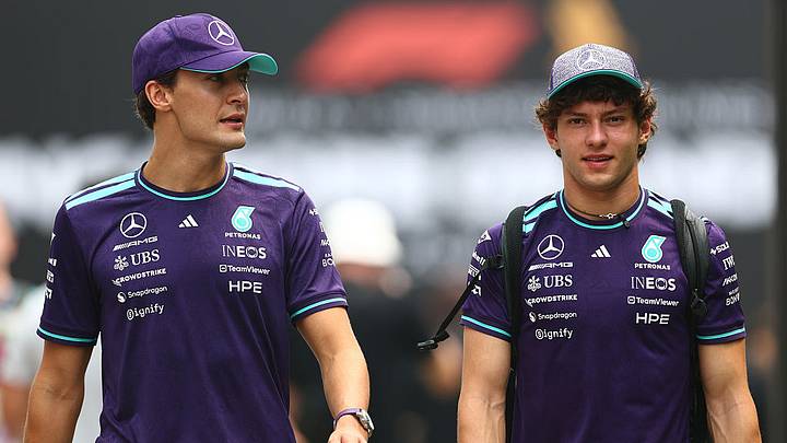 George Rusell y Kimi Antonelli a su llegada al paddock de Marina Bay.