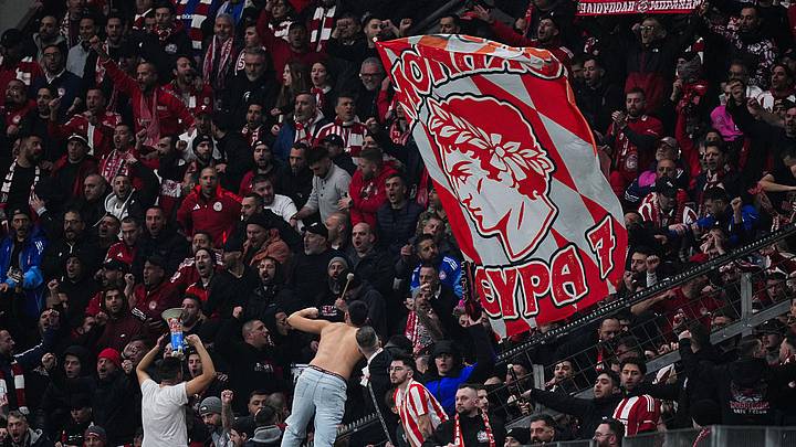 Fans of Olympiacos festejan en triunfo de su equipo. Fans of Olympiacos festejan en triunfo de su equipo.