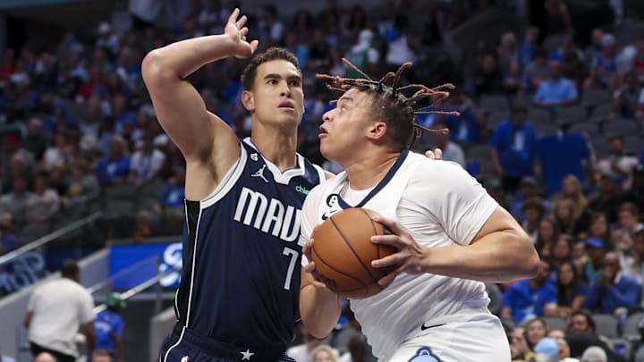 Kenny Lofton drives against Dallas' Dwight Powell