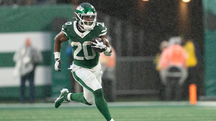 New York Jets running back Breece Hall (20) runs with the ball during an NFL Week 10 game between the New York Jets and the Cleveland Browns at MetLife Stadium on Sunday, Nov. 9, 2025.