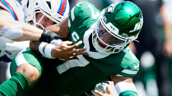 Jets quarterback Justin Fields was evaluated for a concussion in the fourth quarter.