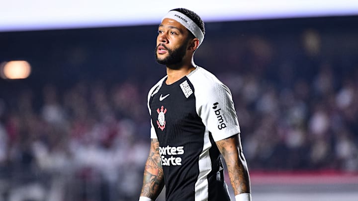 Memphis vive relação turbulenta com o Corinthians
