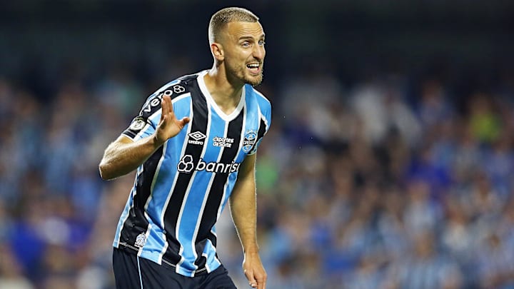 Rodrigo Ely, no momento, é titular da zaga gremista