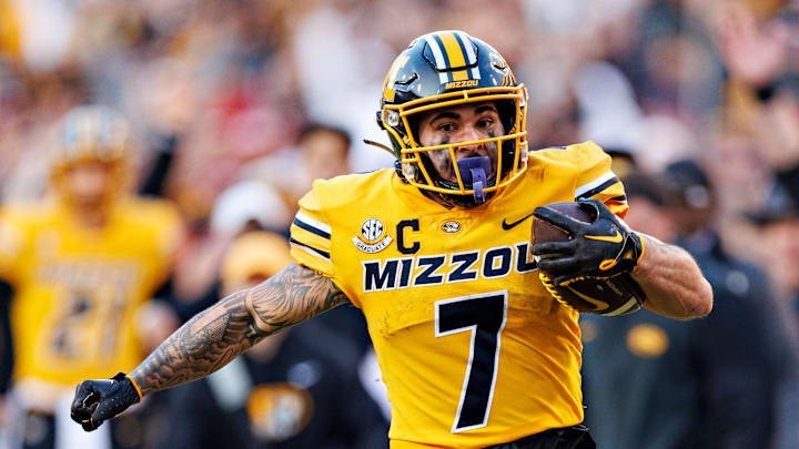 Missouri Tigers running back Cody Schrader (7)