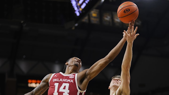 Oklahoma Sooners forward Jalon Moore