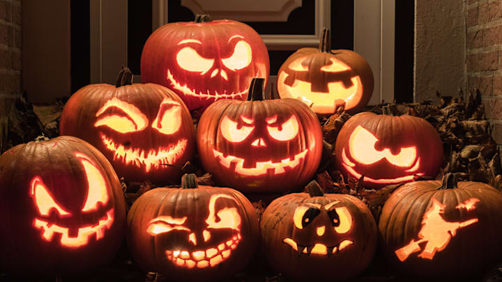 Jack-o'-lanterns on a front porch. 