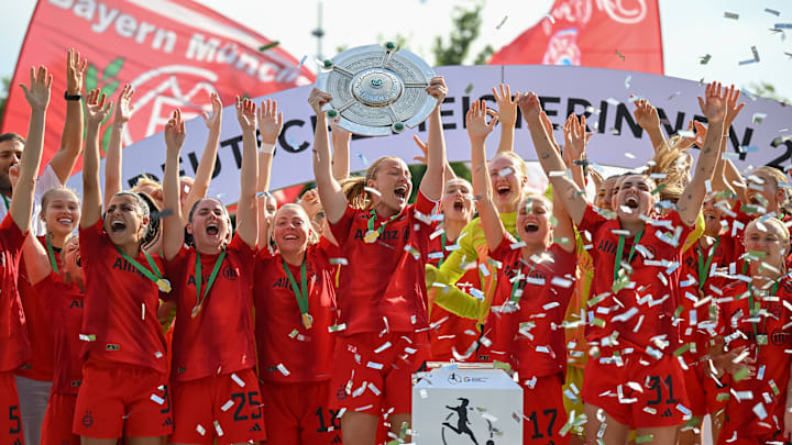 Am Ende wurde der FC Bayern Meister. Am Ende wurde der FC Bayern Meister.