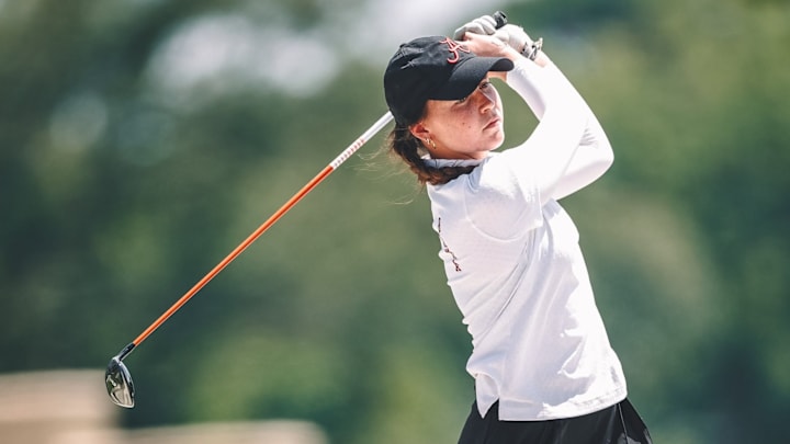 Julia Sánchez Morales following through on a swing.