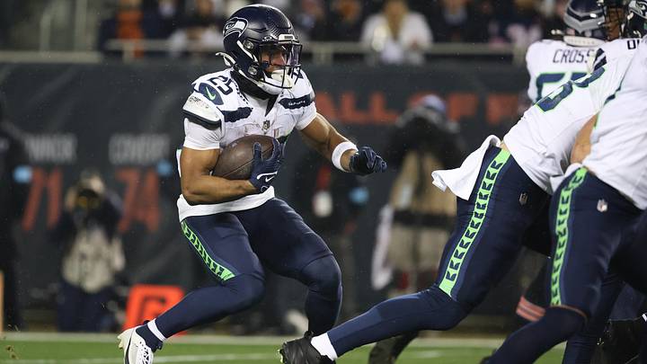 Seattle Seahawks running back Kenny McIntosh (25) runs for a gain during the first quarter against the Chicago Bears.