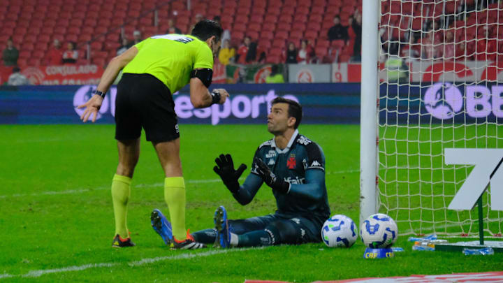 Léo Jardim foi expulso por cera no Beira-Rio Léo Jardim foi expulso por cera no Beira-Rio