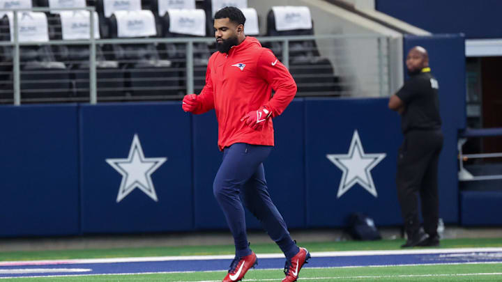 Oct 1, 2023; Arlington, Texas, USA;  New England Patriots running back Ezekiel Elliott (15) warms up