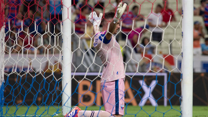 João Ricardo realizou boas defesas para o Fortaleza.