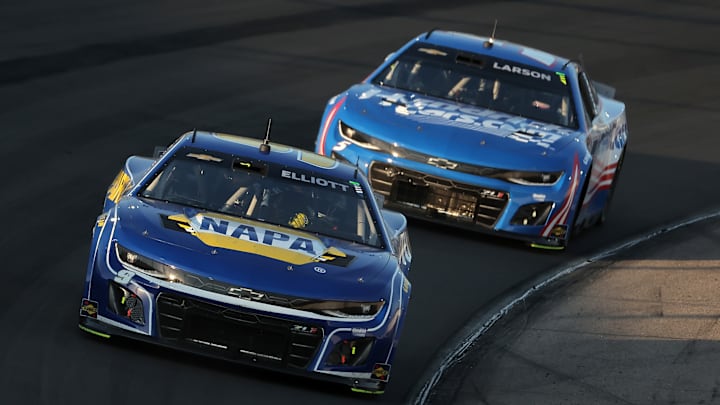 Chase Elliott, Kyle Larson, Hendrick Motorsports, Iowa Speedway, NASCAR