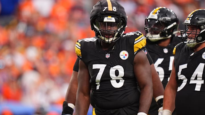Pittsburgh Steelers guard James Daniels (78) wears a guardian cap in the second half against the Denver Broncos at Empower Field at Mile High.