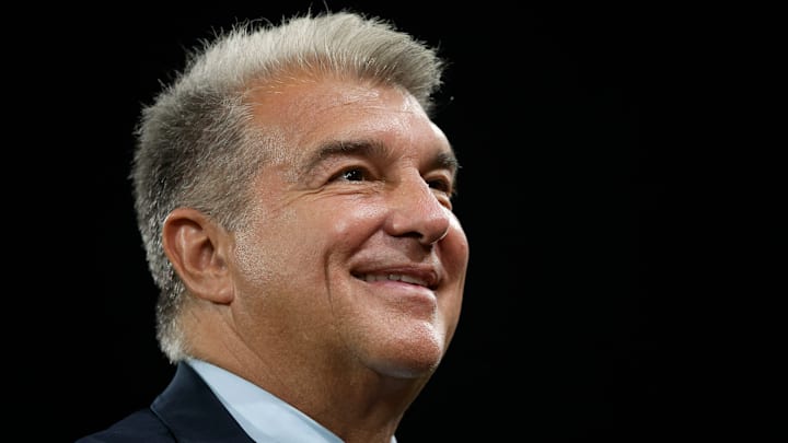 Joan Laporta tente de le convaincre.