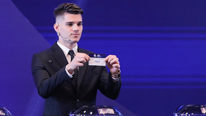 Un momento del sorteggio dell'Europeo U21