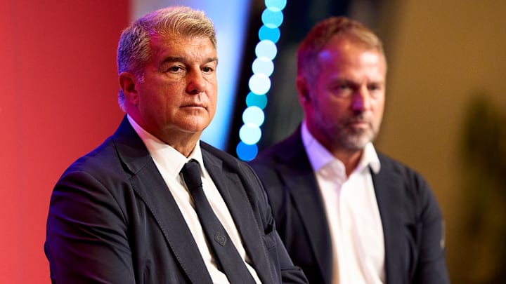 Joan Laporta a réitéré sa confiance à Hansi Flick. Joan Laporta a réitéré sa confiance à Hansi Flick.