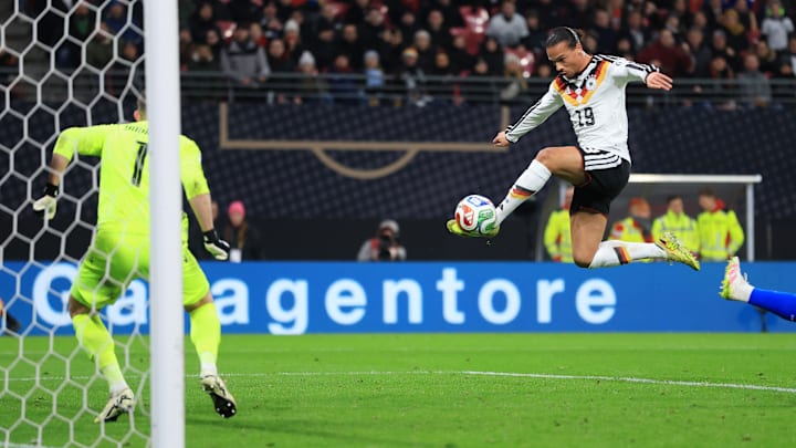 Sané fez dois gols para a Alemanha contra a Eslováquia