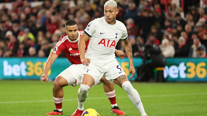 Richarlison se recupera de lesão na coxa, mas Murillo deve ser titular