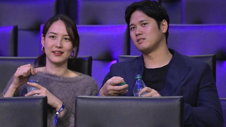  Los Angeles Dodgers Shohei Ohtani (17) and his wife Mamiko Tanaka attends the game between the Los Angeles Lakers and the Portland Trail Blazers at Crypto.com Arena.
