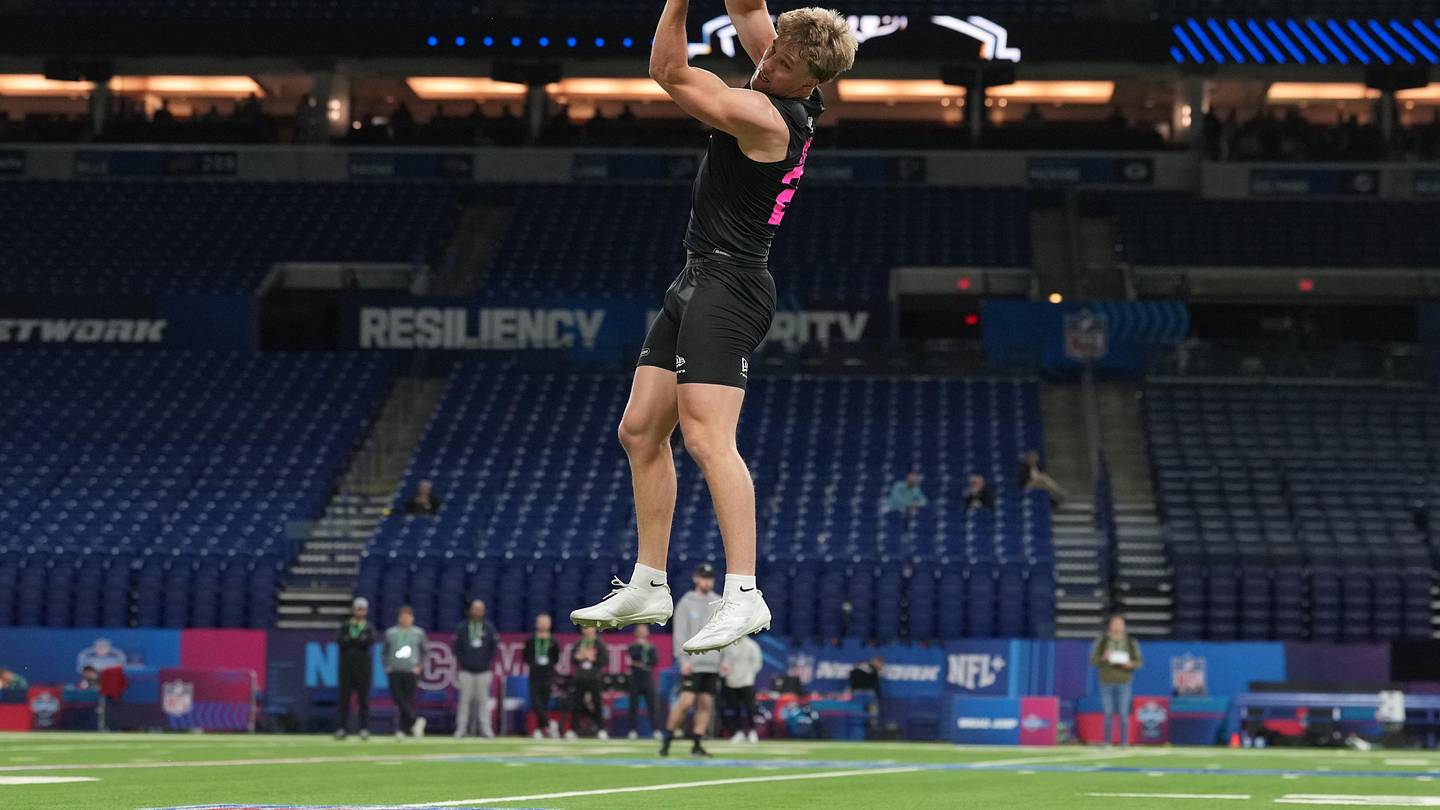 Chicago Bears Rookie Sam Roush is Probably Better Than You at Solving a Rubik's Cube