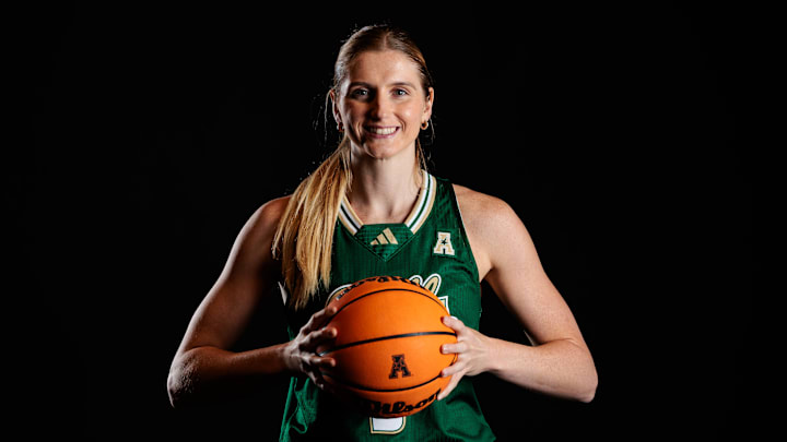 Sammie Puisis bounced back from a bad night against UAB to lead the Bulls past Florida Atlantic