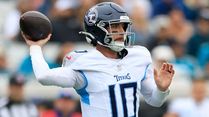 Tennessee Titans quarterback Brandon Allen (10)