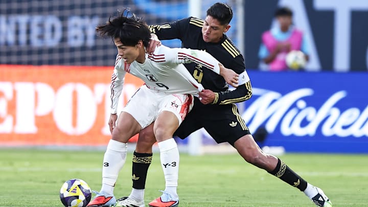 Ayase Ueda es marcado por Edson Álvarez
