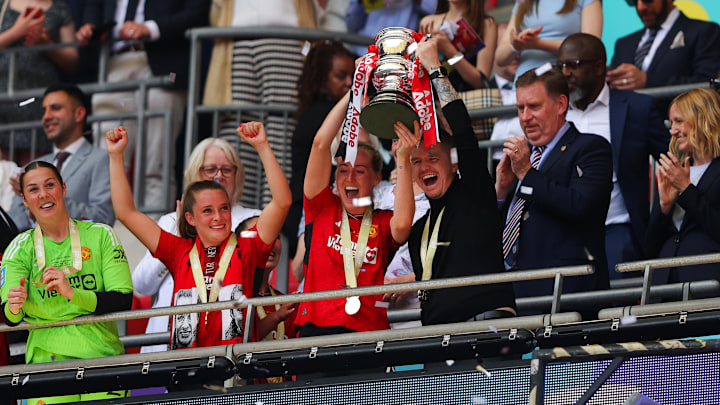 Der Pokal gehört Manchester United.