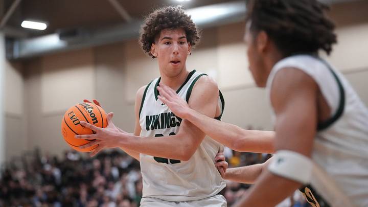 Sunnyslope Vikings center Darius Wabbington (21) looks to pass the ball against the Basha Bears during their semifinal game at Chaparral High School in Scottsdale on March 4, 2026. Sunnyslope Vikings center Darius Wabbington (21) looks to pass the ball against the Basha Bears during their semifinal game at Chaparral High School in Scottsdale on March 4, 2026.