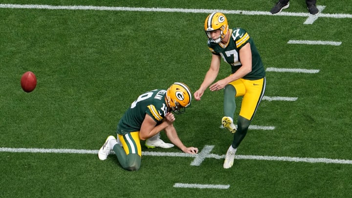 Packers kicker Anders Carlson gets ready the game against the Saints.