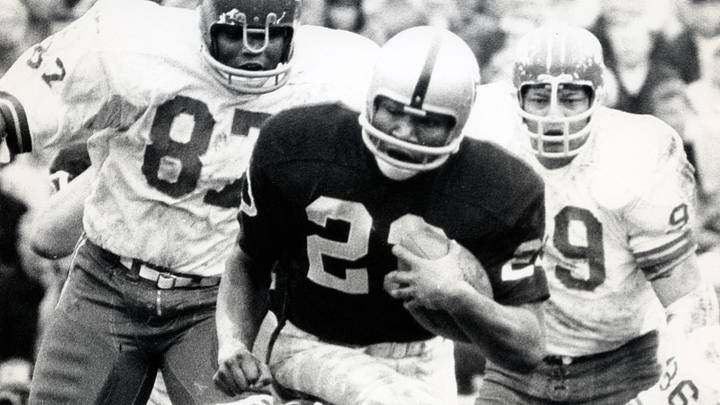 Oakland Raiders RB Charlie Smith (23) runs the ball against the Kansas City Chiefs. The Chiefs beat the Raiders 24-10. Oakland Raiders RB Charlie Smith (23) runs the ball against the Kansas City Chiefs. The Chiefs beat the Raiders 24-10.