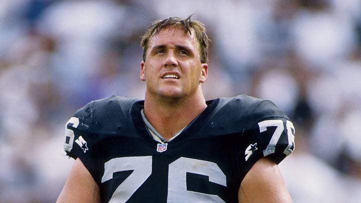 Sep 24, 1995; Oakland, CA, USA; Oakland Raiders guard Steve Wisniewski (76) during the game against the Philadelphia Eagles at Oakland-Alameda County Coliseum. FILE PHOTO; Mandatory Credit: Imagn Images Sep 24, 1995; Oakland, CA, USA; Oakland Raiders guard Steve Wisniewski (76) during the game against the Philadelphia Eagles at Oakland-Alameda County Coliseum. FILE PHOTO; Mandatory Credit: Imagn Images