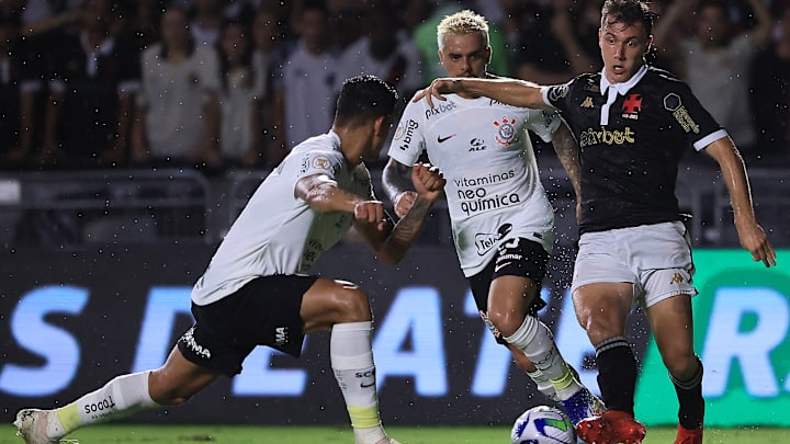 Vasco e Corinthians se enfrentam pela rodada 16 do Brasileirão. Vasco e Corinthians se enfrentam pela rodada 16 do Brasileirão.