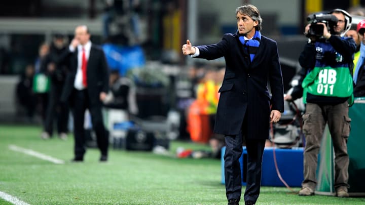 Roberto Mancini in primo piano, dietro c'è Rafa Benitez