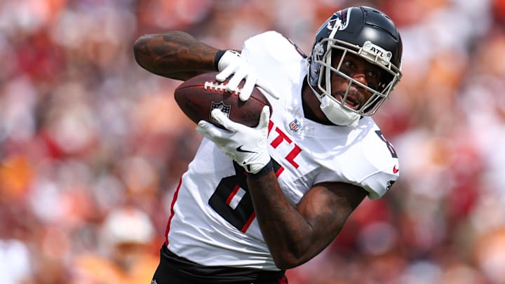Atlanta Falcons tight end Kyle Pitts (8) catches a pass for a touchdown against the Tampa Bay Buccaneers in the first quarter at Raymond James Stadium.