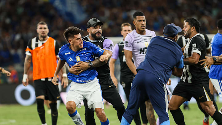 Clássico Mineiro da final estadual terminou em confusão generalizada no Mineirão 