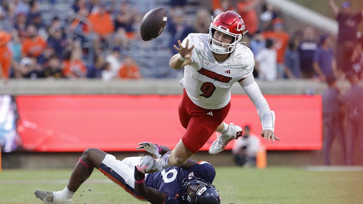 Louisville Cardinals quarterback Tyler Shough (9)