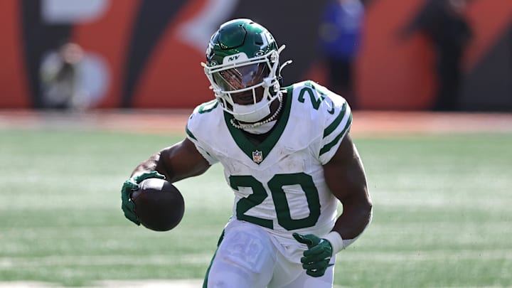 Oct 26, 2025; Cincinnati, Ohio, USA; New York Jets running back Breece Hall (20) runs with the ball during the second quarter against the Cincinnati Bengals at Paycor Stadium. Mandatory Credit: Joseph Maiorana-Imagn Images Oct 26, 2025; Cincinnati, Ohio, USA; New York Jets running back Breece Hall (20) runs with the ball during the second quarter against the Cincinnati Bengals at Paycor Stadium. Mandatory Credit: Joseph Maiorana-Imagn Images