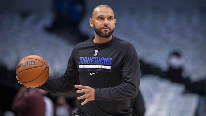 Nov 6, 2021; Dallas, Texas, USA; Dallas Mavericks assistant coach Jared Dudley works with the Mavericks before the game against the Boston Celtics at the American Airlines Center. Mandatory Credit: Jerome Miron-Imagn Images