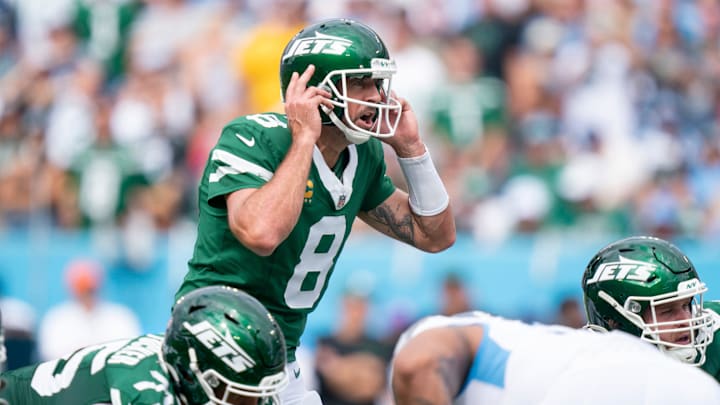 New York Jets quarterback Aaron Rodgers calls a play against the Tennessee Titans.