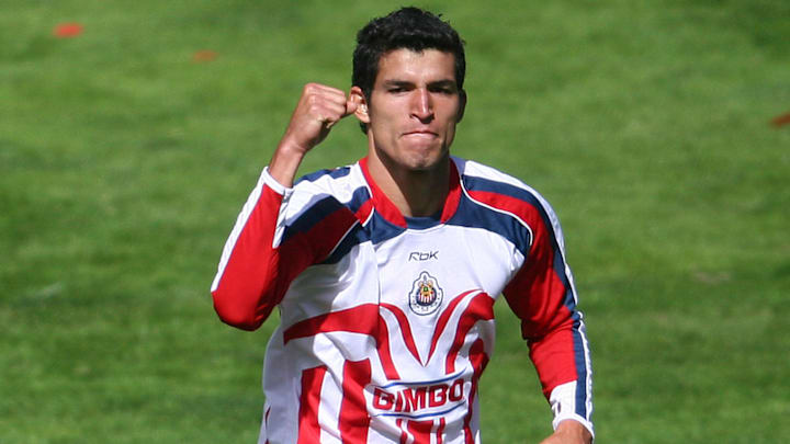 Tras su paso por Europa, 'El Maza' Rodríguez decidió fichar con el acérrimo rival América, algo que no ha sido perdonado por la afición de las Chivas.