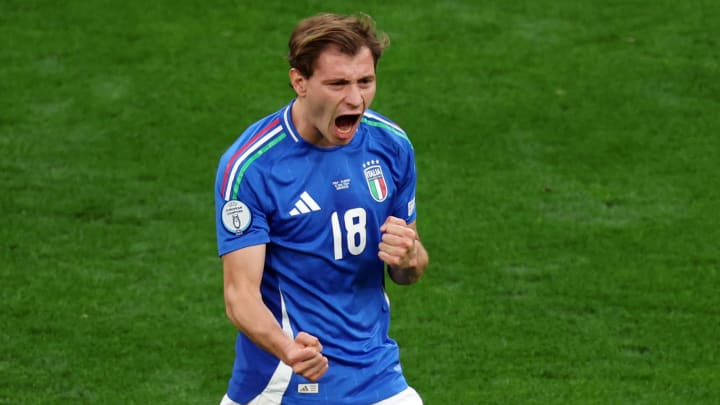 Nicolo Barella et ses coéquipiers arborent un maillot bleu