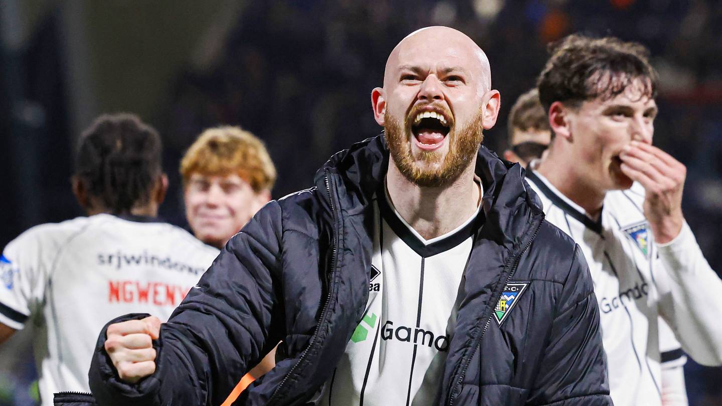 Dunfermline Upsets Hibernian with Injury-Time Own Goal