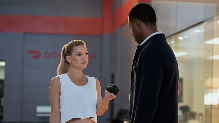 RUNNING POINT SEASON 2. (L to R) Kate Hudson as Isla Gordon and Jay Ellis as Jay in Episode 208 of Running Point Season 2
