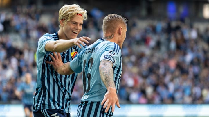 Lucas Bergvall (li.) jubelt mit Victor Edvardsen