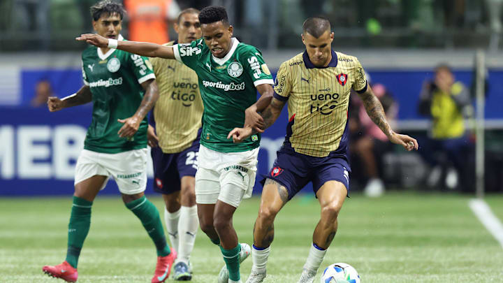 Vendido ao Chelsea, Estêvão vive as últimas semanas como jogador do Palmeiras