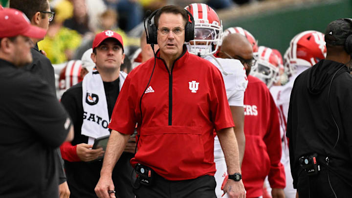 Oct 11, 2025; Eugene, Oregon, USA; Indiana Hoosiers head coach Curt Cignetti looks up at the scoreboard against the Oregon Ducks during the second quarter at Autzen Stadium. Mandatory Credit: Troy Wayrynen-Imagn Images Oct 11, 2025; Eugene, Oregon, USA; Indiana Hoosiers head coach Curt Cignetti looks up at the scoreboard against the Oregon Ducks during the second quarter at Autzen Stadium. Mandatory Credit: Troy Wayrynen-Imagn Images