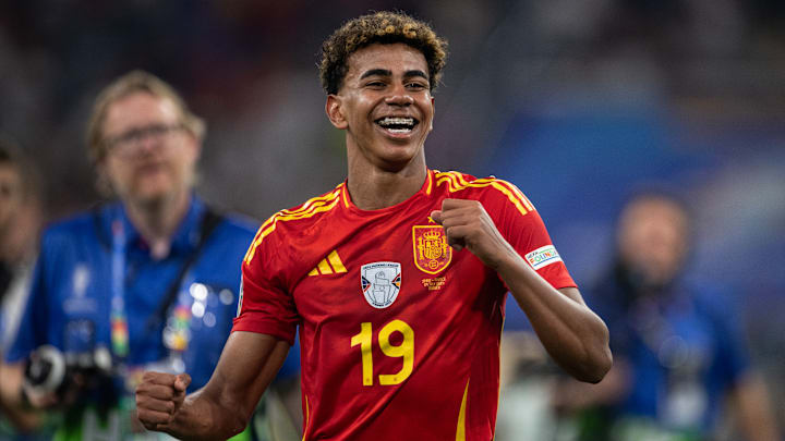 Lamine Yamal tiene 17 años y debutó a los 15 en el fútbol profesional